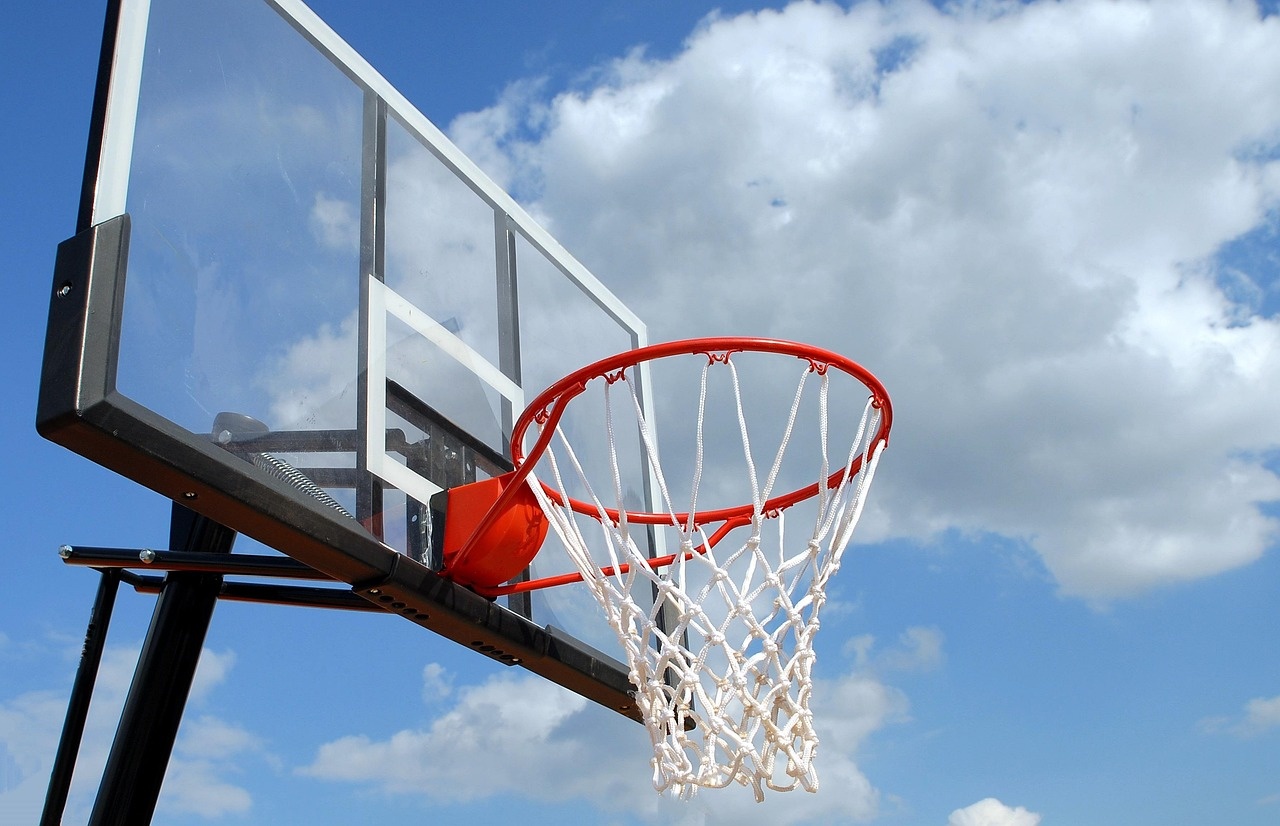 Terrain de basketball et ballon