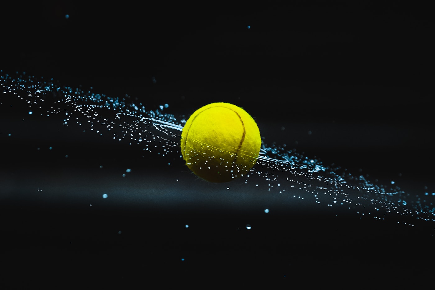 Raquette et balle de tennis sur court